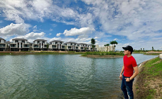 Ca sĩ Cao Thái Sơn sở hữu biệt thự ven hồ có giá triệu đô, đẹp lãng mạn giữa lòng Sài Gòn-4