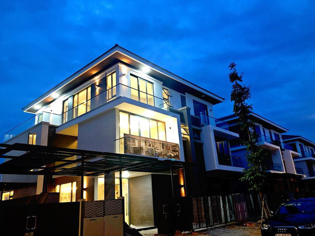 Ca sĩ Cao Thái Sơn sở hữu biệt thự ven hồ có giá triệu đô, đẹp lãng mạn giữa lòng Sài Gòn-2