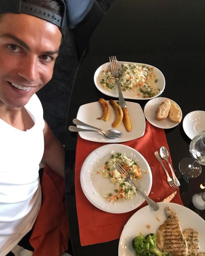 Chị em nhớ lấy xô hứng nước miếng trước khi xem loạt ảnh này của Ronaldo nhé-8