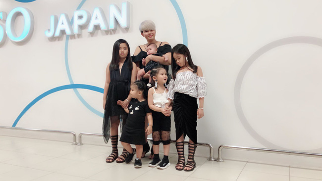 28 tuổi đã sinh 5 cô con gái, mẹ trẻ dành cả thanh xuân để đẻ chia sẻ niềm vui đông con ai cũng ngưỡng mộ-1