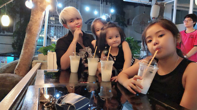 28 tuổi đã sinh 5 cô con gái, mẹ trẻ dành cả thanh xuân để đẻ chia sẻ niềm vui đông con ai cũng ngưỡng mộ-4