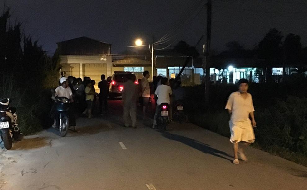 Để lại lá thư tuyệt mệnh cho con trai, người mẹ tử vong ở bãi cỏ bên cạnh hai lọ thuốc-2