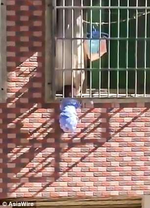 Khoảnh khắc khiến ai nhìn thấy cũng lạnh cả người: Bé trai 3 tuổi kẹt đầu giữa thanh sắt, giãy giụa trên ban công mà không có người cứu-3