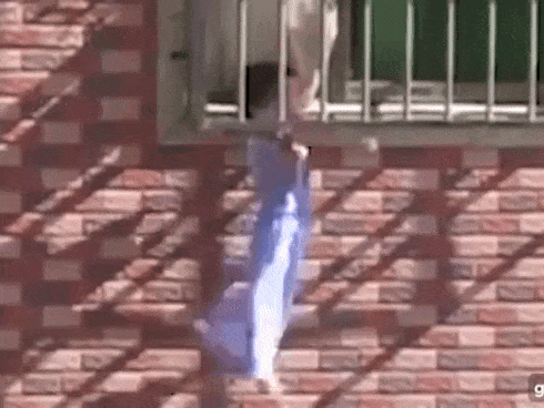 Khoảnh khắc khiến ai nhìn thấy cũng lạnh cả người: Bé trai 3 tuổi kẹt đầu giữa thanh sắt, giãy giụa trên ban công mà không có người cứu-1