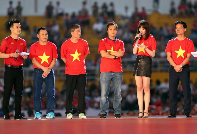 Hariwon được đề cử làm trợ lý HLV Park Hang-seo và những người đẹp gây sốt làng bóng Đông Nam Á-1