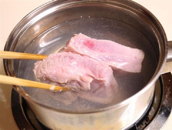 Tiến sĩ dinh dưỡng chỉ cách rửa, luộc thịt lợn ngon, an toàn không độc hại-2