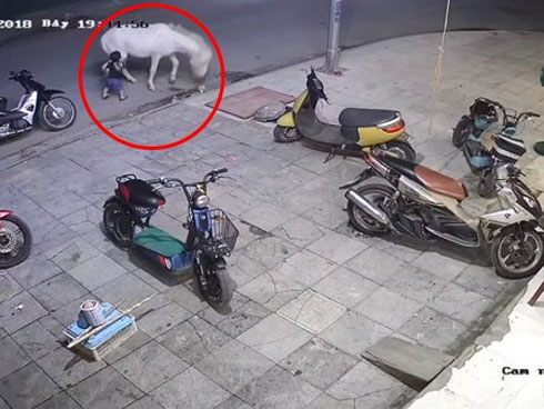 Người đàn ông giải cứu bé trai lọt qua khung sắt lơ lửng giữa không trung-1