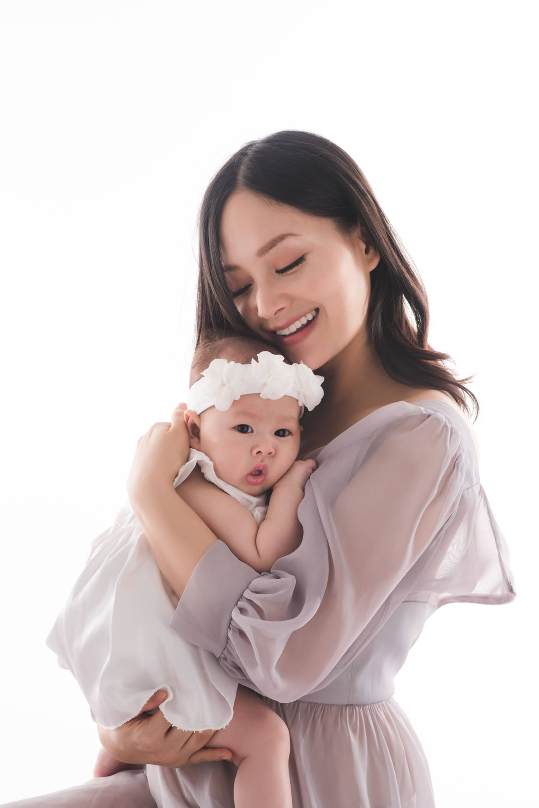 Lan Phương hạnh phúc bên cô công chúa nhỏ tròn 4 tháng tuổi-12