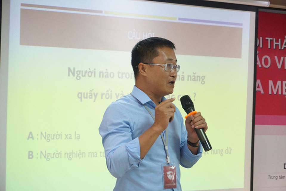 Trẻ dùng Smartphone sớm dễ bị xâm hại-1