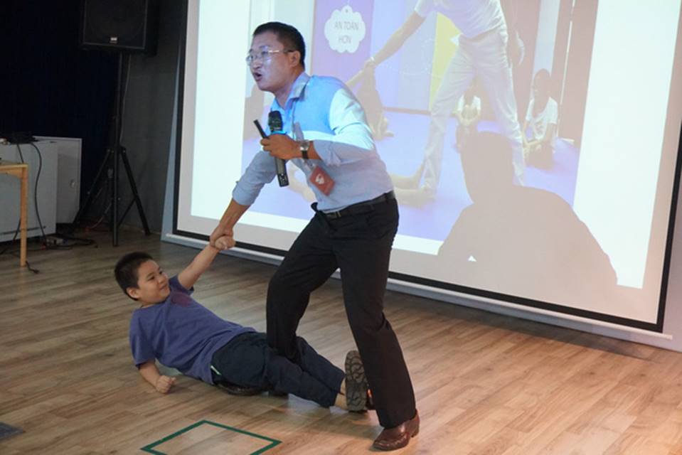 Trẻ dùng Smartphone sớm dễ bị xâm hại-2