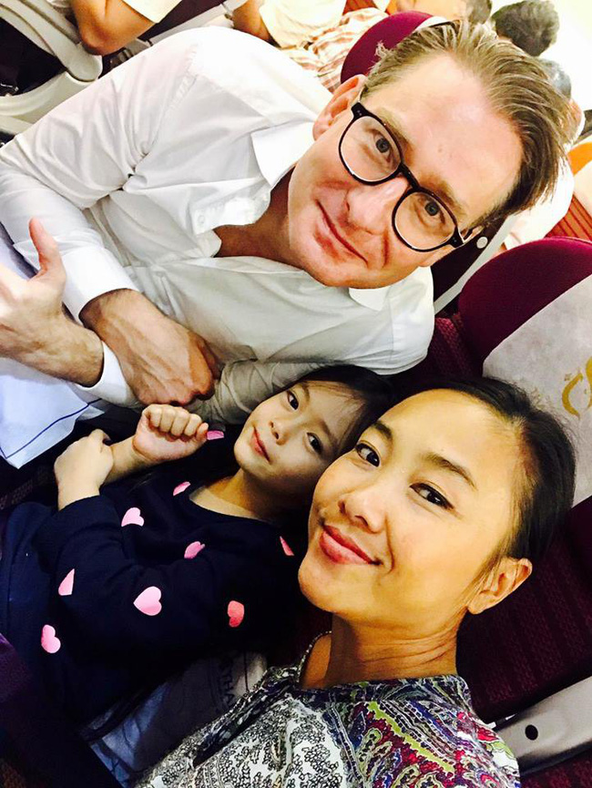Đoan Trang khiến cả phi hành đoàn phải chờ đợi trong chuyến bay về Thụy Điển dự lễ tang bố chồng-1