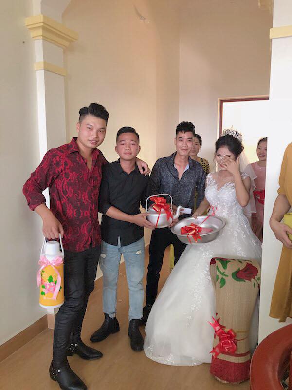 Quà cưới theo phong cách siêu thực tế của lũ bạn thân: Chiếu để gia đình ăn cơm, phích nước và chậu nhôm cho cô dâu đi đẻ-3