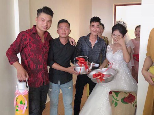 Quà cưới theo phong cách siêu thực tế của lũ bạn thân: Chiếu để gia đình ăn cơm, phích nước và chậu nhôm cho cô dâu đi đẻ