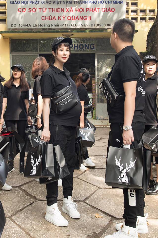 Trang phục đi từ thiện của sao Việt: Nhìn đơn giản nhưng khi bóc giá có món đồ cả chục triệu đồng-1