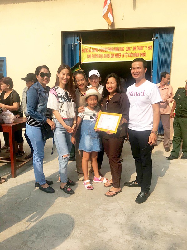 Trang phục đi từ thiện của sao Việt: Nhìn đơn giản nhưng khi bóc giá có món đồ cả chục triệu đồng-10