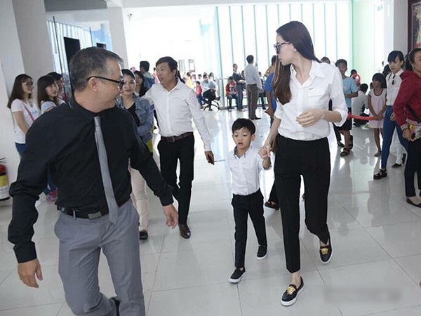 Trang phục đi từ thiện của sao Việt: Nhìn đơn giản nhưng khi bóc giá có món đồ cả chục triệu đồng-4