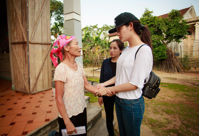Trang phục đi từ thiện của sao Việt: Nhìn đơn giản nhưng khi bóc giá có món đồ cả chục triệu đồng-7