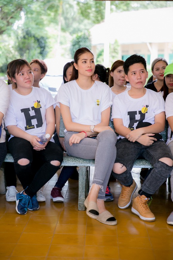 Trang phục đi từ thiện của sao Việt: Nhìn đơn giản nhưng khi bóc giá có món đồ cả chục triệu đồng-8