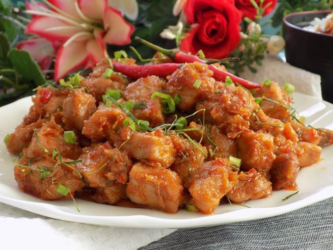 Thịt nạc rim khô đậm đà, ngon miệng bao nhiêu cơm cũng hết ngày mát trời-1