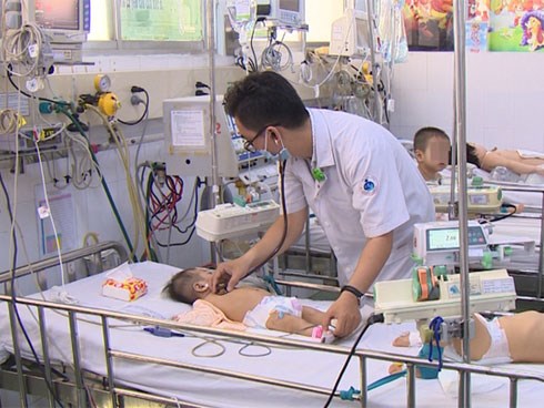 Chưa hết lo dịch tay chân miệng, hàng loạt bà mẹ ở Đồng Nai đã “hại con” mắc bệnh sởi nặng vì quên tiêm vắc xin