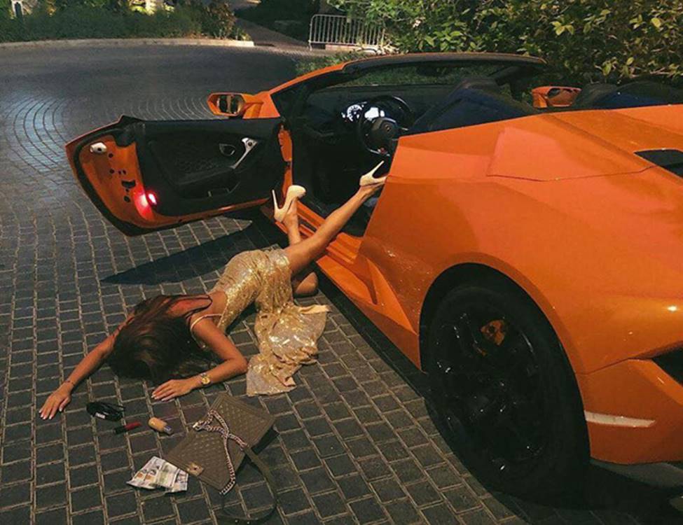 Sốc với trào lưu ngã sấp mặt từ ô tô của hội gái xinh-1