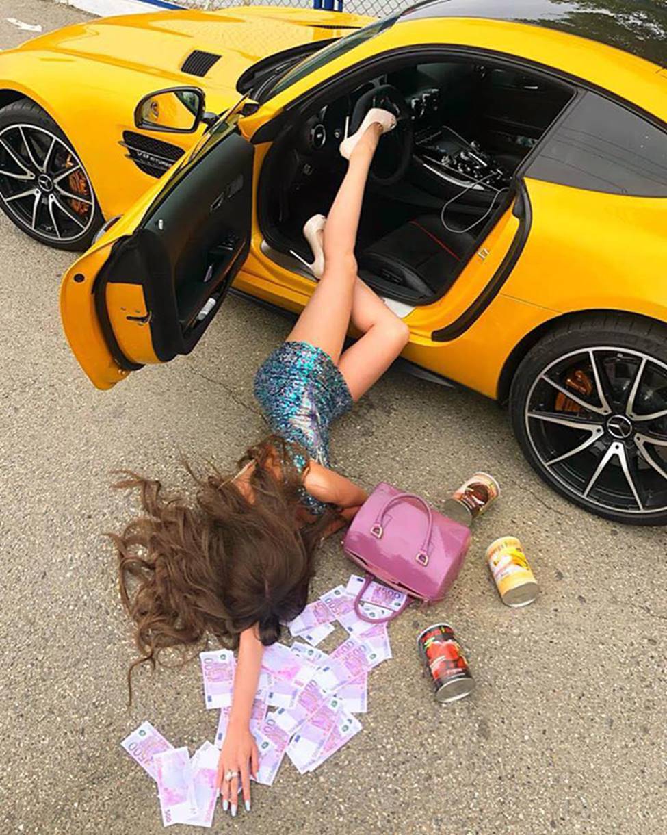 Sốc với trào lưu ngã sấp mặt từ ô tô của hội gái xinh-2