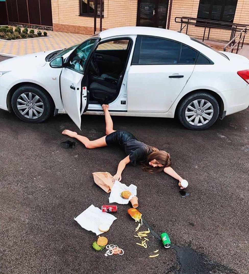Sốc với trào lưu ngã sấp mặt từ ô tô của hội gái xinh-10