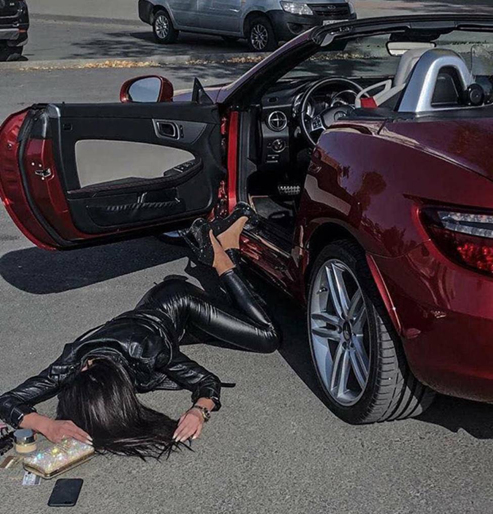 Sốc với trào lưu ngã sấp mặt từ ô tô của hội gái xinh-15