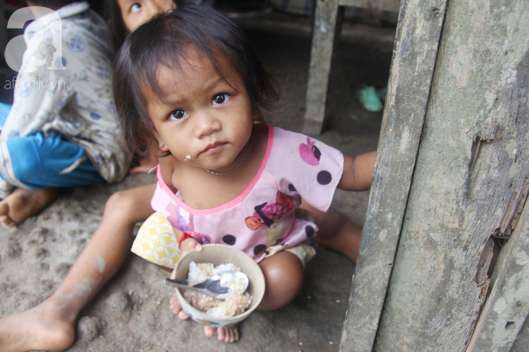 Hai lần đẻ rớt tại nhà, 4 đứa trẻ đói ăn bên người mẹ bầu 8 tháng không thể mượn được 500 ngàn để đi bệnh viện-2