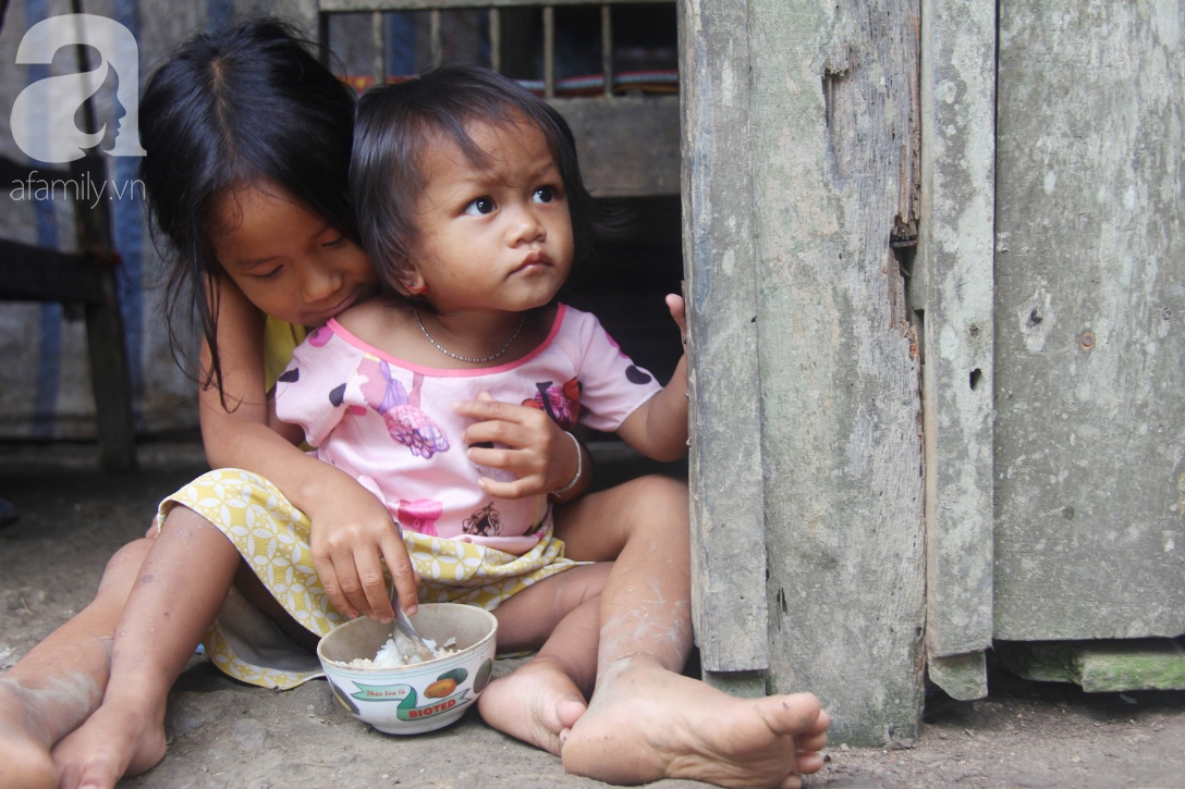 Hai lần đẻ rớt tại nhà, 4 đứa trẻ đói ăn bên người mẹ bầu 8 tháng không thể mượn được 500 ngàn để đi bệnh viện-6