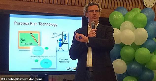 Giáo sư vô tình chiếu phim người lớn trước 500 sinh viên-2