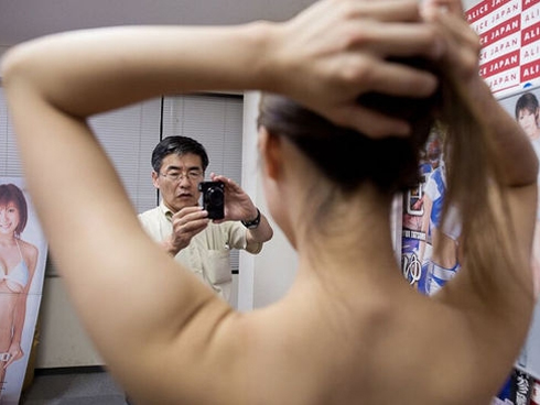 Thấp bé lại mù chữ nhưng cô vợ quê mùa vẫn khiến chồng Giáo sư kém tuổi phải vừa nể vừa sợ suốt đời vì bí quyết làm vợ có 1-0-2-5