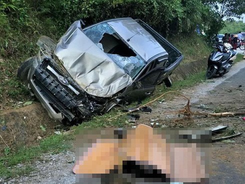 Hai cán bộ công an thương vong khi xe bán tải đâm vào vách núi
