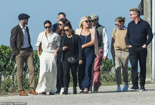 Bị chỉ trích khi thoát án phạt lái xe quá tốc độc, David Beckham vẫn vui vẻ cùng vợ vi vu Pháp với bạn bè-1