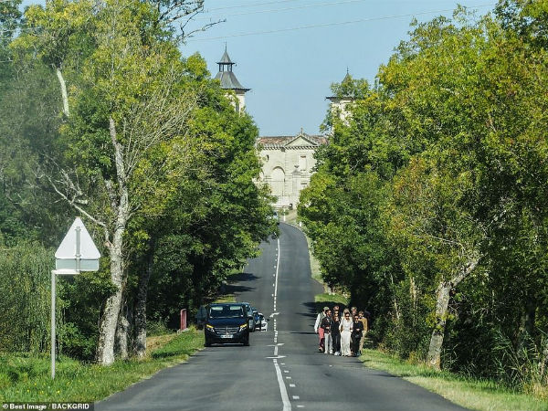 Bị chỉ trích khi thoát án phạt lái xe quá tốc độc, David Beckham vẫn vui vẻ cùng vợ vi vu Pháp với bạn bè-4