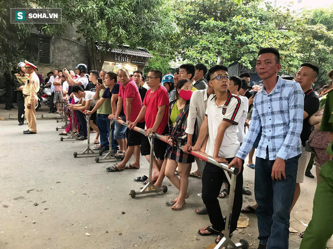 Nóng: Cảnh sát dùng súng bắn tỉa vây bắt đối tượng hình sự cố thủ trong nhà ở Nghệ An-8