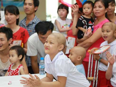 Bố mẹ từ chối điều trị ung thư, quyết ôm con về khiến bác sĩ bất lực-2