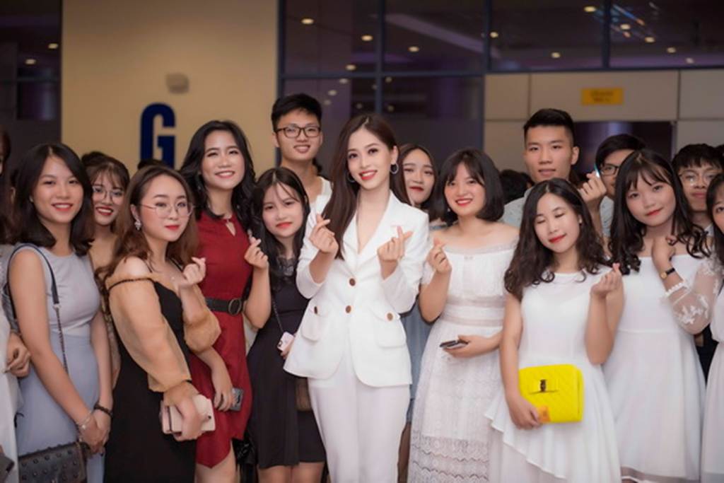 Á hậu Bùi Phương Nga trở về trường, mặc gì cũng đẹp đốn tim fan-1
