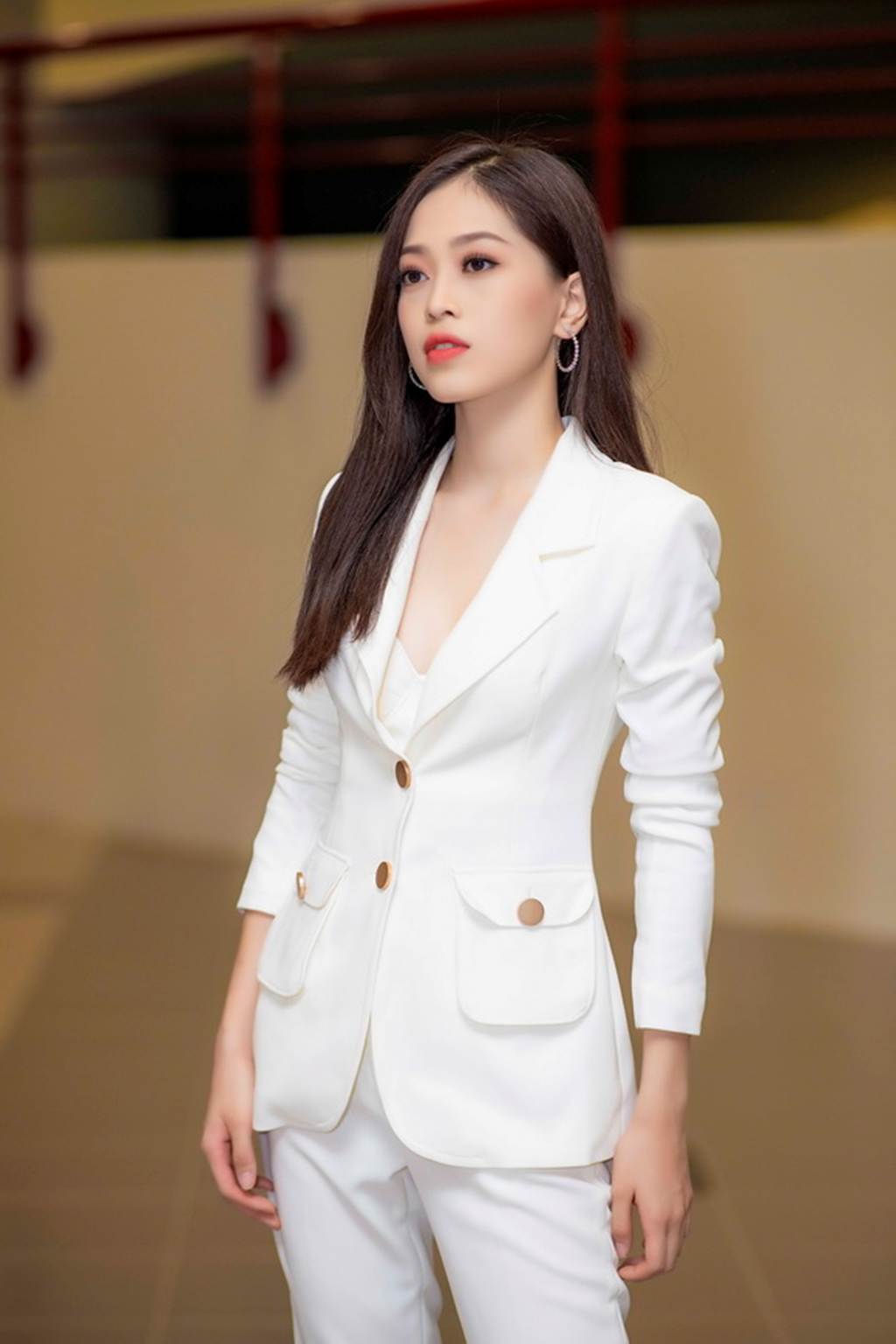 Á hậu Bùi Phương Nga trở về trường, mặc gì cũng đẹp đốn tim fan-3