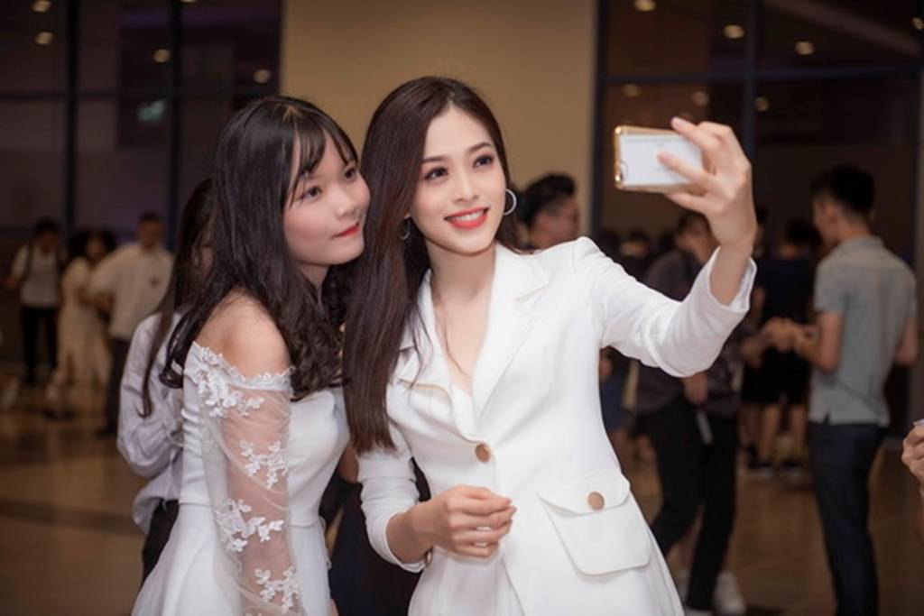 Á hậu Bùi Phương Nga trở về trường, mặc gì cũng đẹp đốn tim fan-7