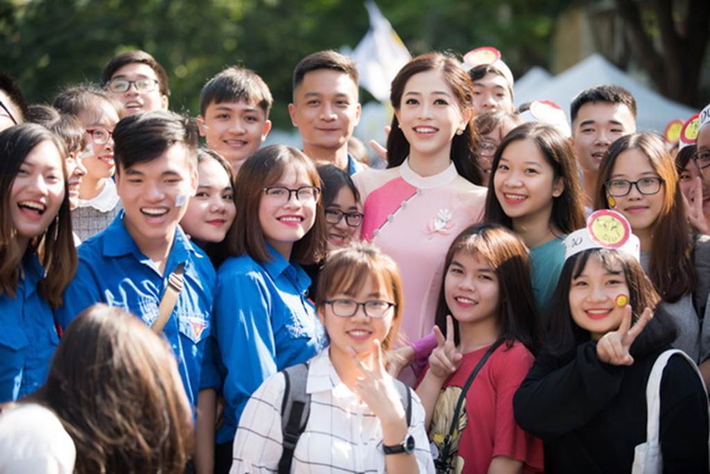 Á hậu Bùi Phương Nga trở về trường, mặc gì cũng đẹp đốn tim fan-12