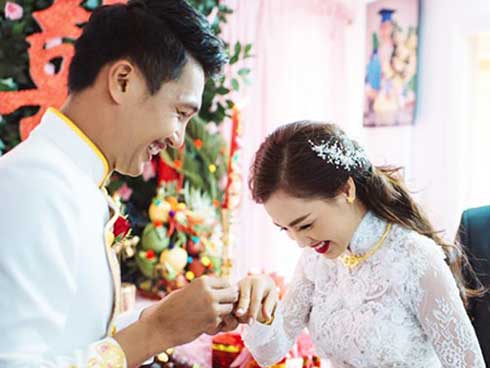 Còn ai sướng hơn cô con dâu này, được mẹ chồng và chồng ra phụ rửa cả đống bát đĩa-1