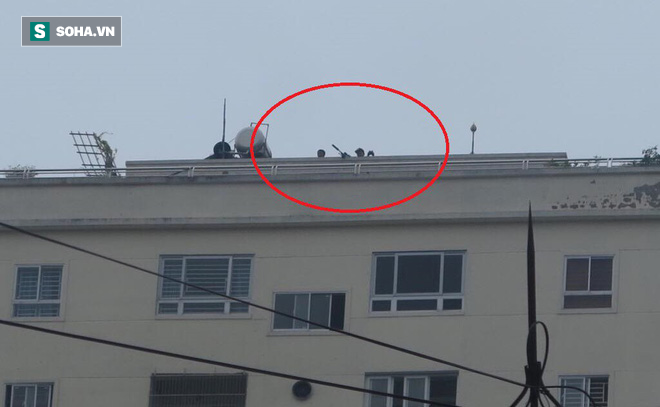 Nóng: Cảnh sát dùng súng bắn tỉa vây bắt đối tượng hình sự cố thủ trong nhà ở Nghệ An-6