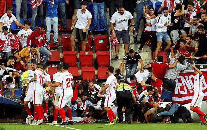 Khán đài sập ở Tây Ban Nha, fan Pháp bị xịt hơi cay lạ-1