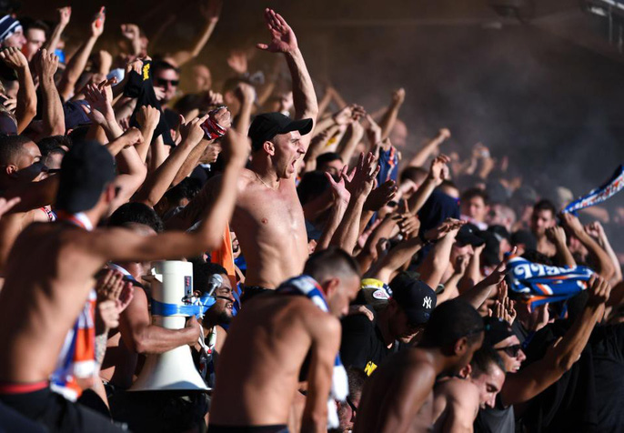 Khán đài sập ở Tây Ban Nha, fan Pháp bị xịt hơi cay lạ-6