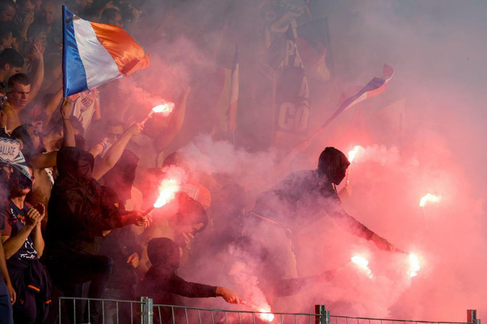 Khán đài sập ở Tây Ban Nha, fan Pháp bị xịt hơi cay lạ-8