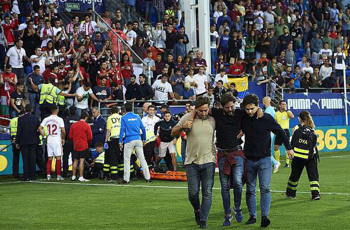 Khán đài sập ở Tây Ban Nha, fan Pháp bị xịt hơi cay lạ-3