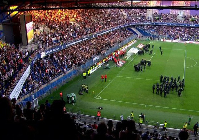 Khán đài sập ở Tây Ban Nha, fan Pháp bị xịt hơi cay lạ-7
