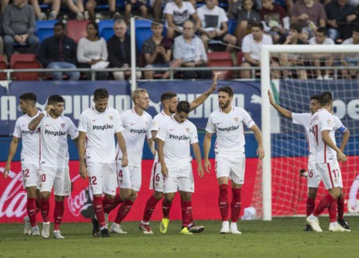 Khán đài sập ở Tây Ban Nha, fan Pháp bị xịt hơi cay lạ-5