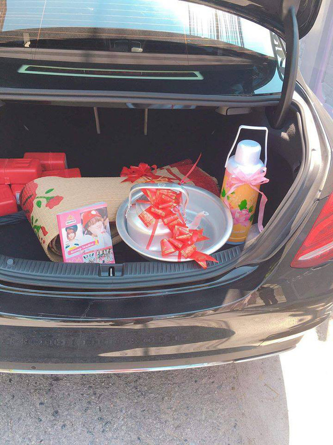 Cô dâu đưa tay chấm nước mắt khi nhìn thấy quà cưới lấy ra từ chiếc xe Mercedes sang trọng-1